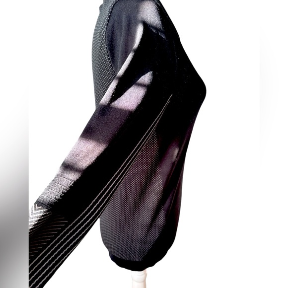 Nike, Better World, Long Sleeve Reflective Dri-Fit Running Top, Size Sma - Picture 3 of 9